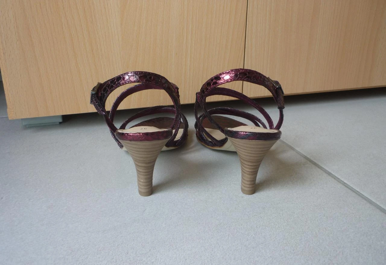 Sapatos de salto vermelho metálico bordô com tiras da Tamaris Tamanho 37 – photo 5